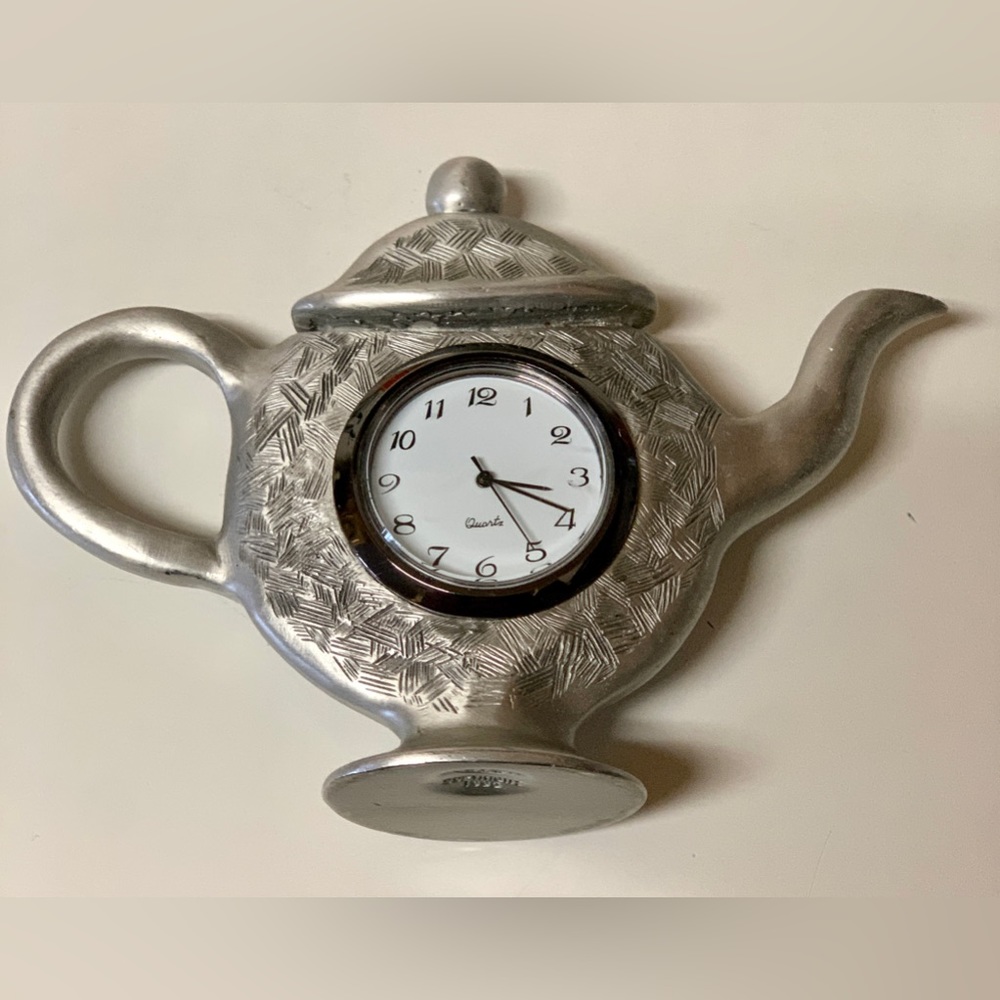 Vintage 1995 Copyrighted WTW Solid Metal Figural Teapot Quartz Analog Clock
